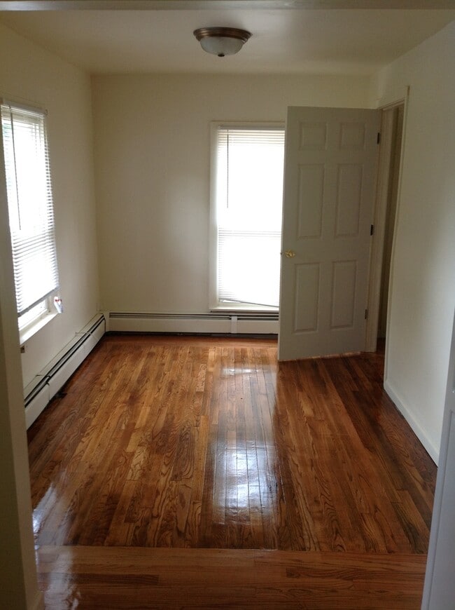 Building Photo - Single Family Home 4 Bed 2 Full Baths