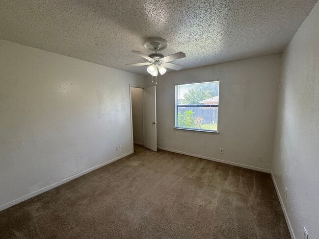 Building Photo - Cute duplex unit in NRH