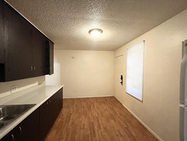 Building Photo - 560 600 E