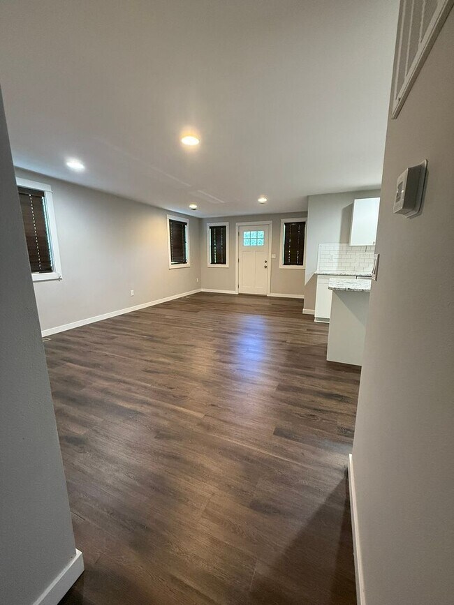 Building Photo - Beautifully renovated Pet Friendly Two Bed...