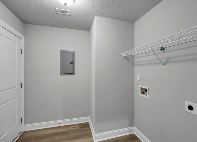 Building Photo - Stunning Rental in Navarre!