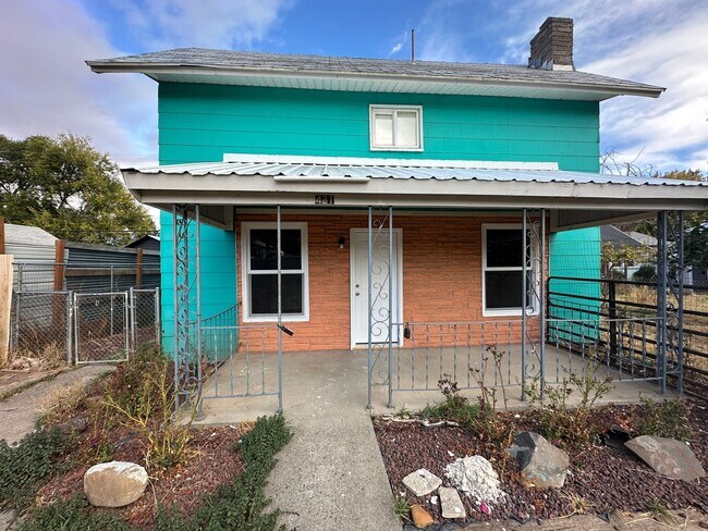 Building Photo - Beautifully renovated 3bedroom/2 bath house. 1/2 off 1st month's rent!