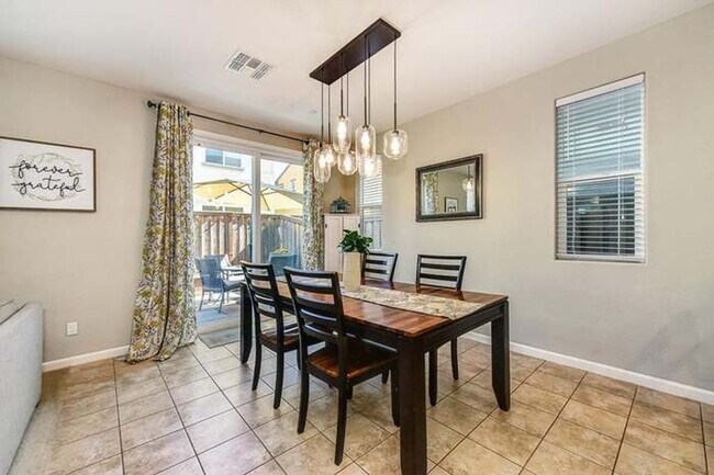 Building Photo - NICE TWO STORY HOME IN WEST ROSEVILLE!