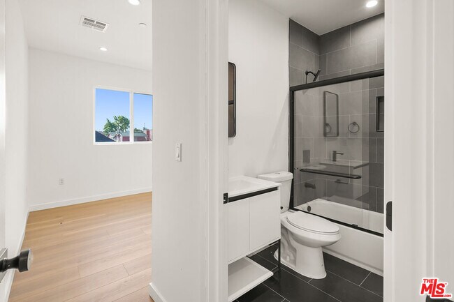 Building Photo - 1733 S New Hampshire Ave