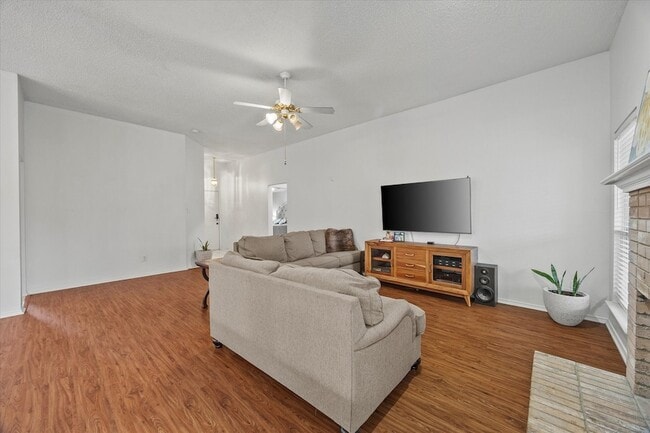 Building Photo - 703 Primrose Ln