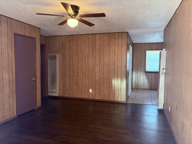 Building Photo - Three bedroom home in South OKC.