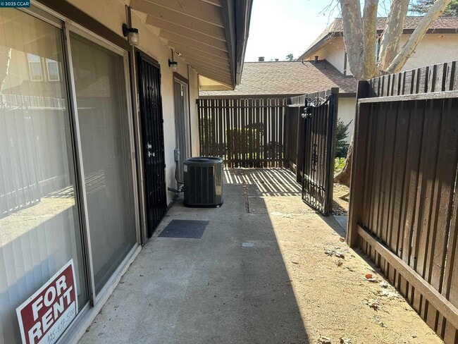 Building Photo - 5451 Roundtree Pl