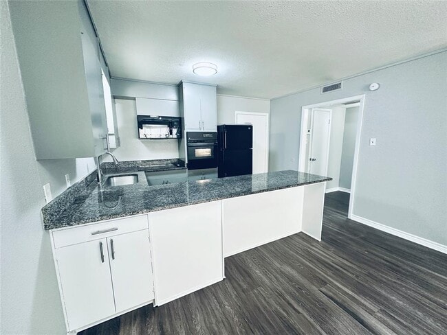 Building Photo - 601 W 11th St