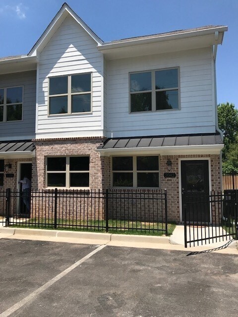 Building Photo - 2042 Bolton Rd NW
