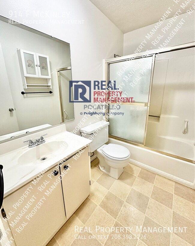 Building Photo - 2 bed 1.5 bath townhome - Covered parking