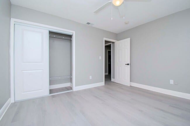 Building Photo - 2/1 Duplex with fenced backyard located in...