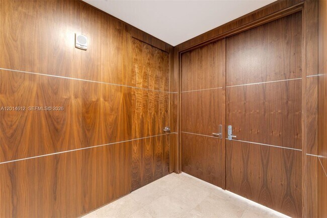 Building Photo - 5959 Collins Ave