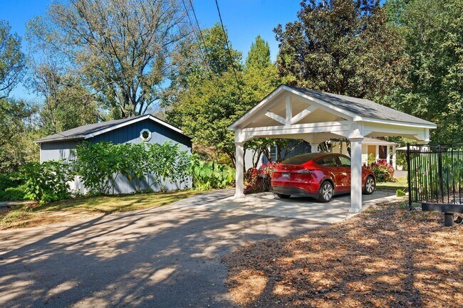 Building Photo - Gated versatile lifestyle property tucked into the heart of Tennessee’s most scenic countryside