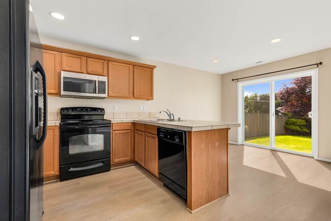 Building Photo - Centrally located 3 Bed/2-1/2 Bath Kenmore...