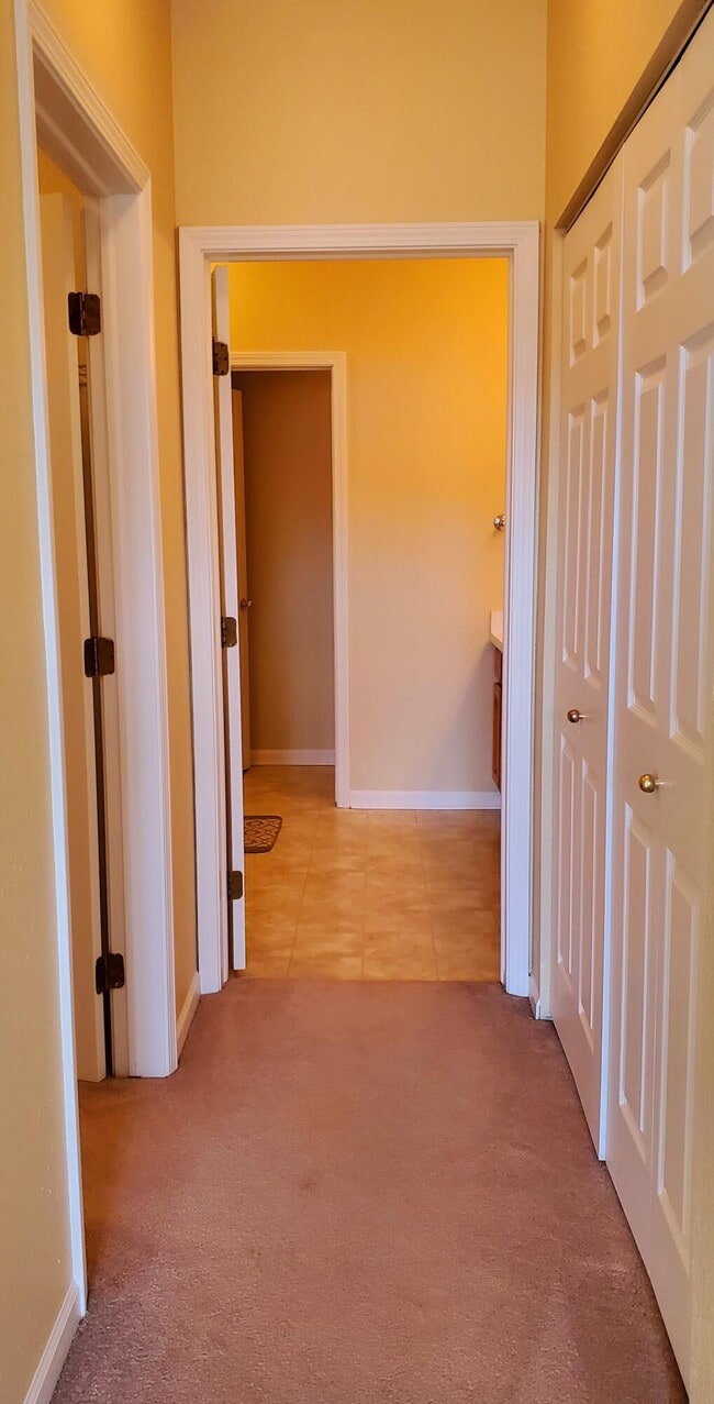 Building Photo - 1354 Fox Pointe Cir