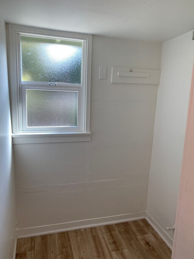 Building Photo - 2 Weeks FREE RENT! 1+1 Craftsman Cottage a...