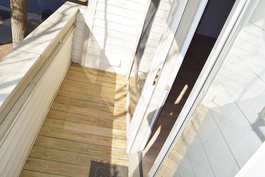 Building Photo - 9745 Lake Shore Dr