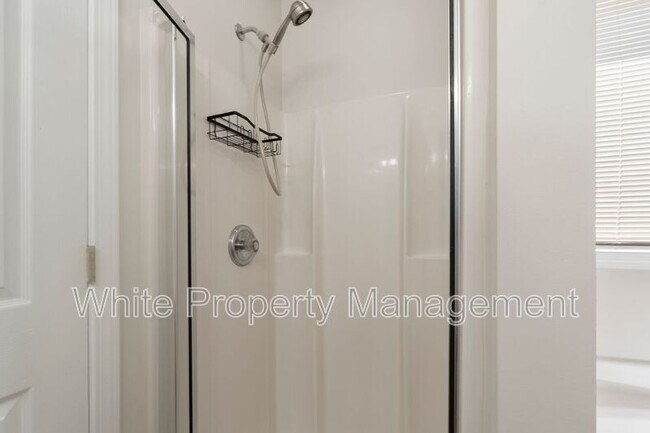 Building Photo - 12427 Oakton Hunt Dr