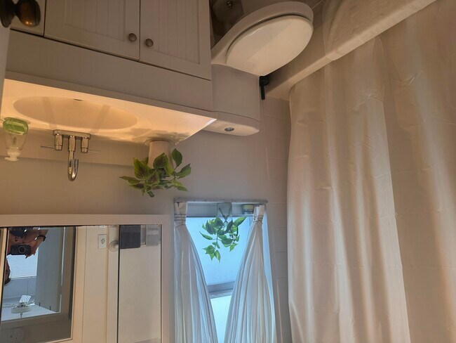 Building Photo - 1112 Lake Terrace