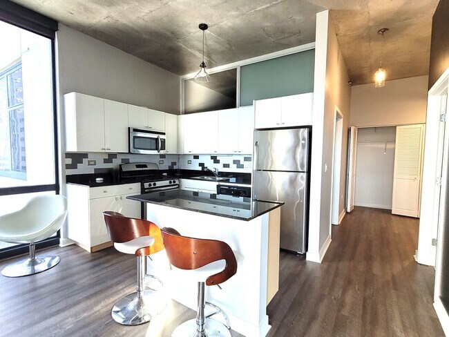 Building Photo - 235 W Van Buren St