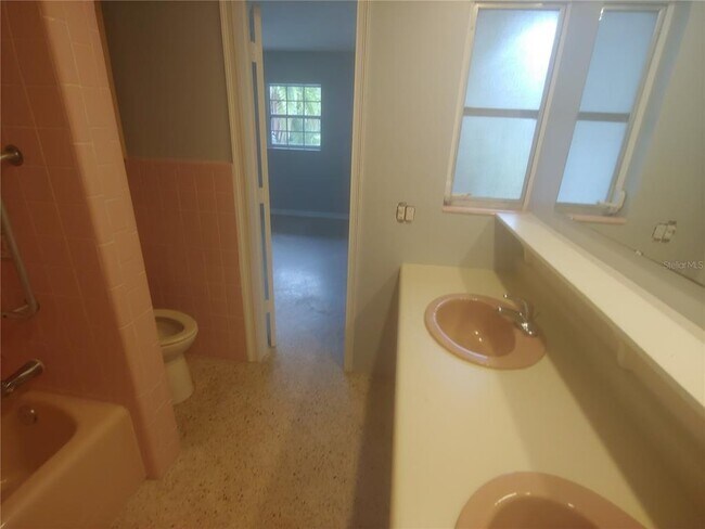 Building Photo - 2446 Fairway Ave S