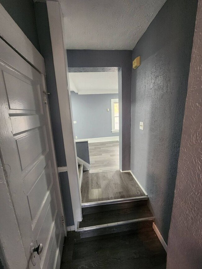 Building Photo - Charming 3-Bedroom Property in Prime Location