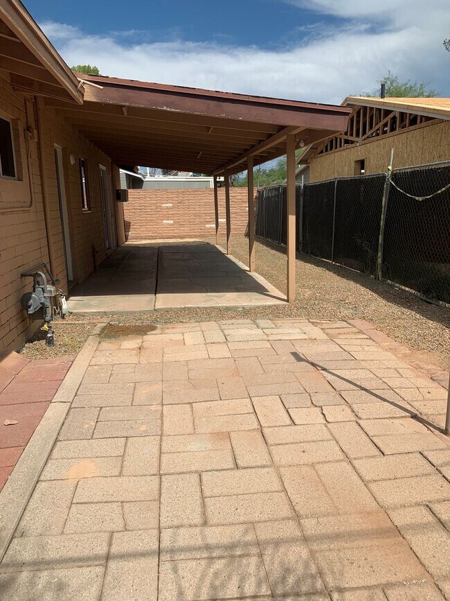 Building Photo - Mid town newly updated home!