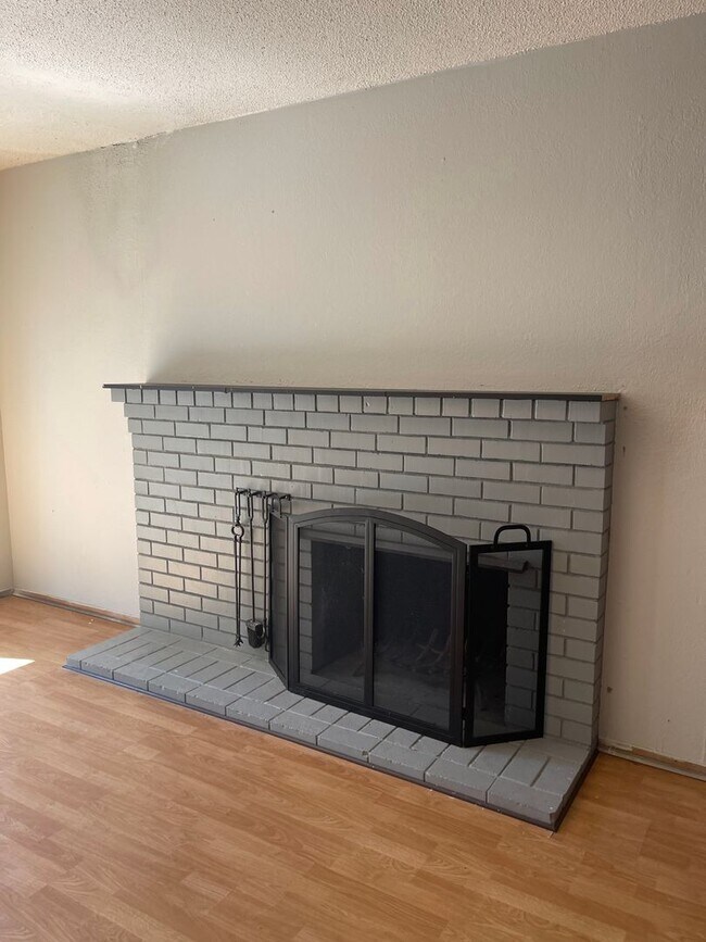 Building Photo - 5 Bedroom, 3 Bath Home in East Davis-$500 Off 1st Month's Rent