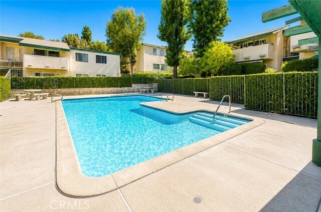 Building Photo - 10636 Woodley Ave