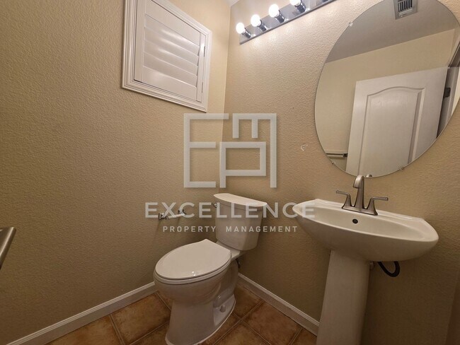Building Photo - Beautiful 2 Story Townhouse - Small Pets N...