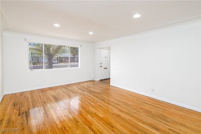 Building Photo - 2305 Santa Paula Dr