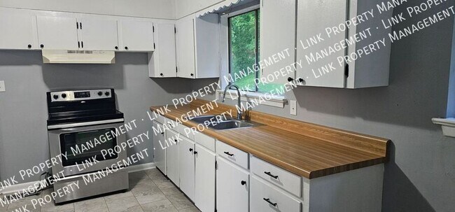 Building Photo - Fresh Painted 3 BR 1.5 BA in Red Bank for ...
