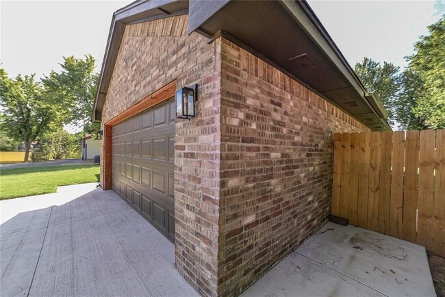 Building Photo - 1717 Breckenridge Dr