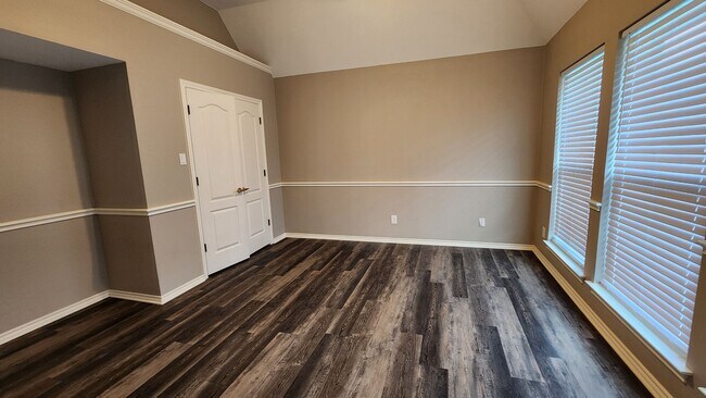 Building Photo - Remodeled with Luxurious Finishes!