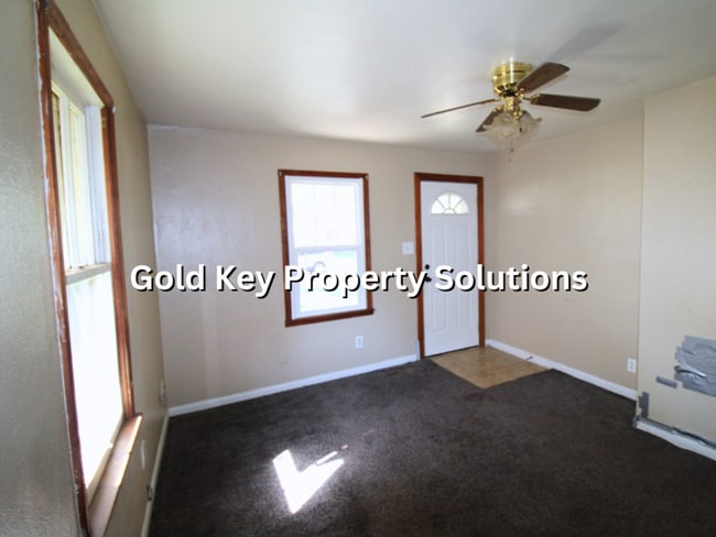 Building Photo - 2 BR 1 BA House with Covered Front Porch (...
