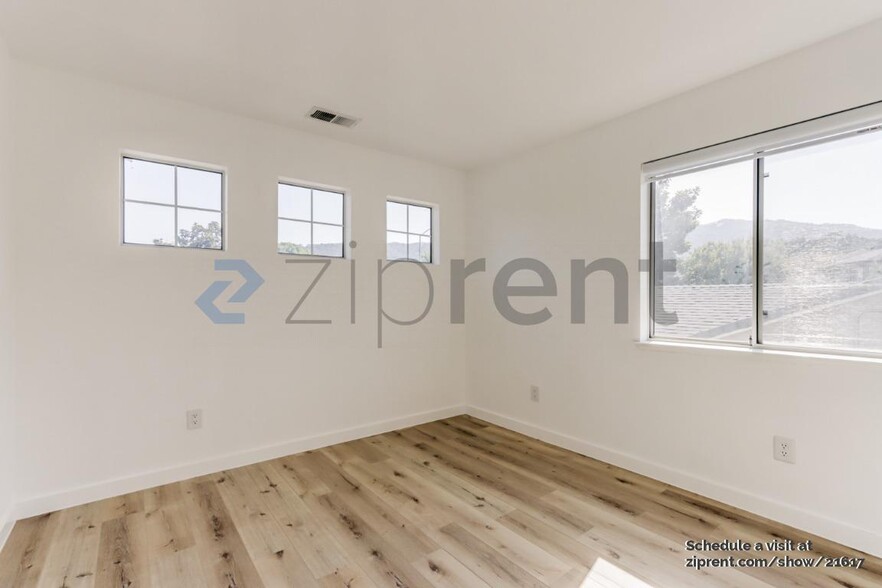 Building Photo - 741 Vinca Ct