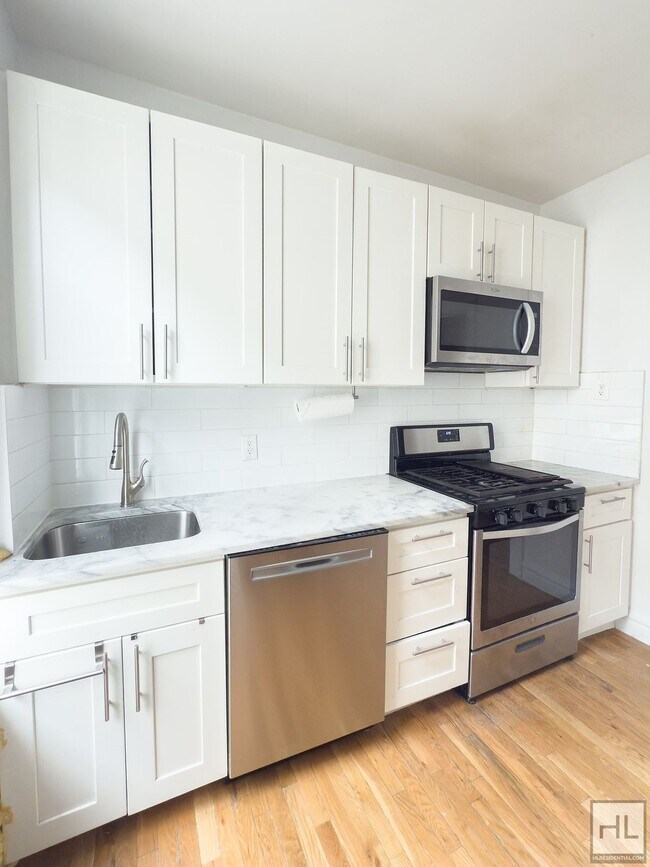 Building Photo - Beautifully Renovated 3-Bedroom with Priva...