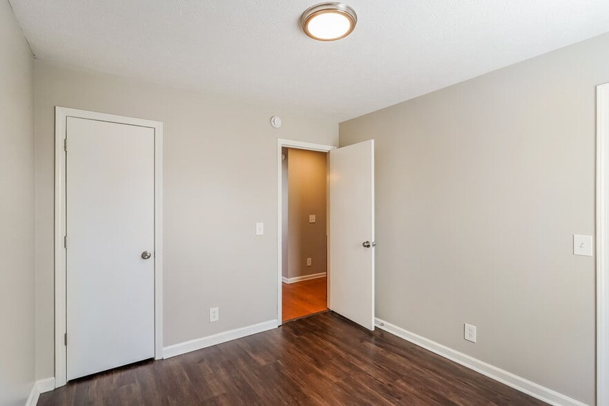 Building Photo - 901 Bexhill Ct S