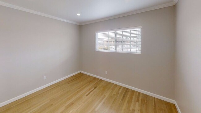 Building Photo - Cozy 3BD/1BA w/ Large Kitchen!