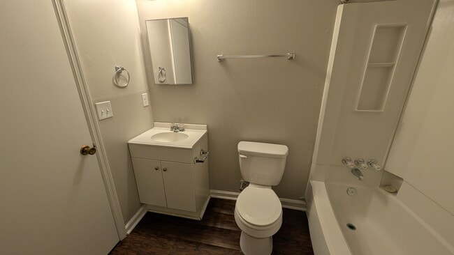 Building Photo - Spacious 2BD/2BA Duplex