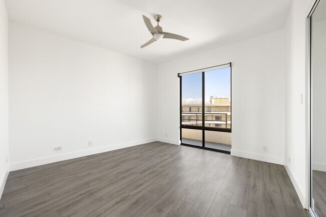 Building Photo - 4267 Marina City Dr