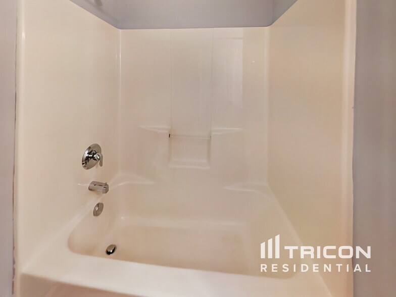 Building Photo - 9671 Mendenhall View Dr