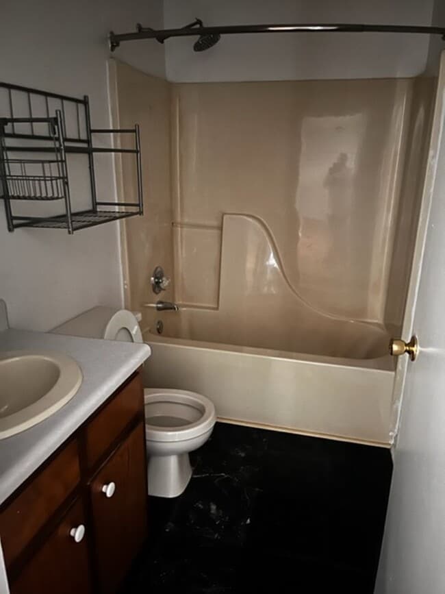 Building Photo - 2 Bedroom 1 Bath Duplex