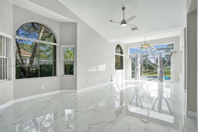 Building Photo - 652 W Palm Aire Dr