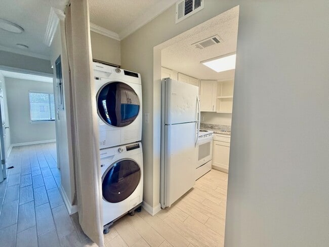 Building Photo - 308 Miracle Strip Pkwy SW