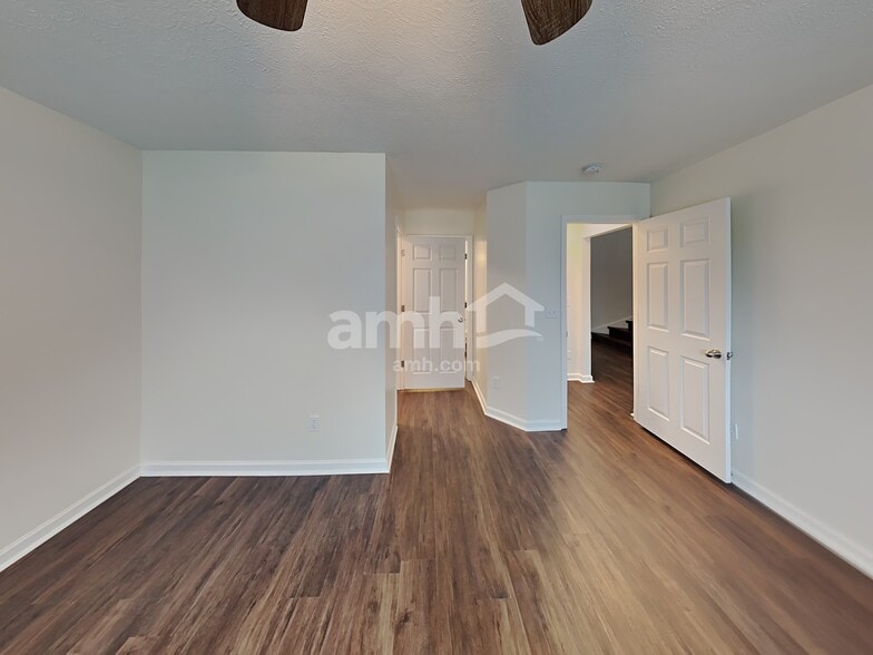 Building Photo - 419 Creekside Ln