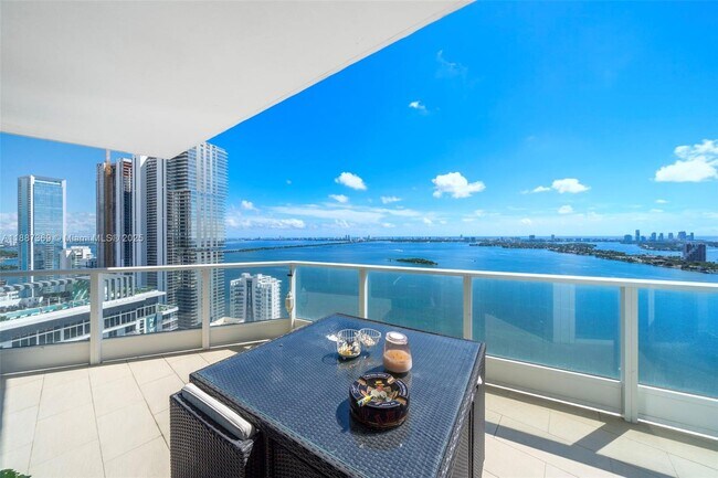 Building Photo - 2020 N Bayshore Dr
