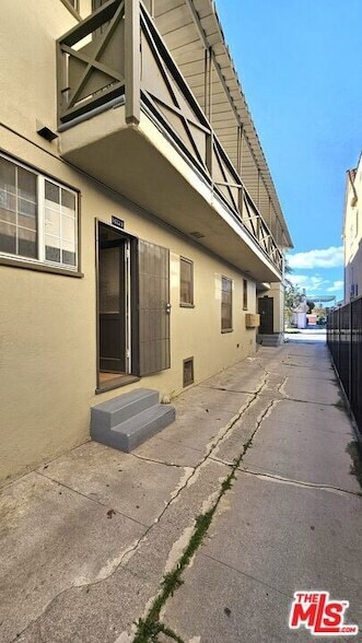 Building Photo - 1022 S Norton Ave