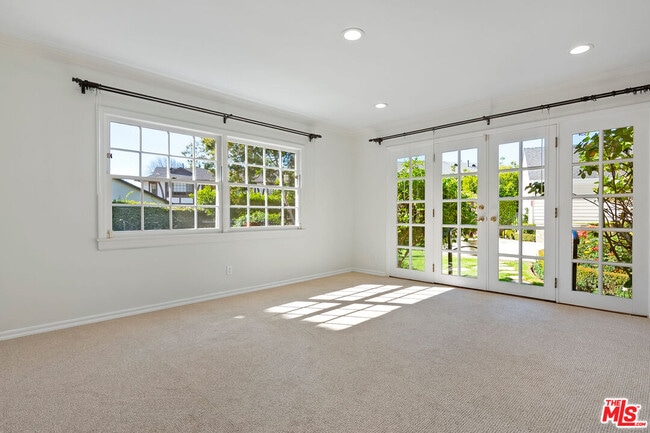 Building Photo - 360 Alma Real Dr