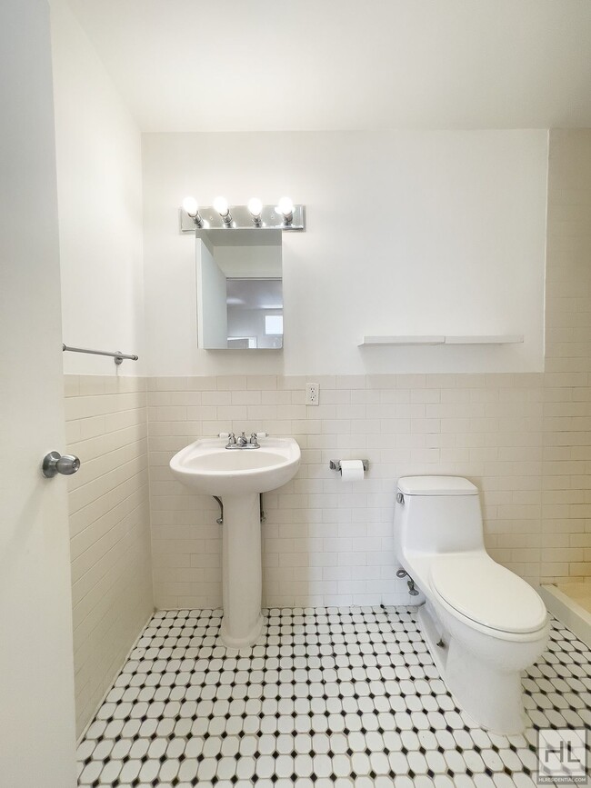 Building Photo - Spacious Sunlit 2-Bed 1-Bath / Great Bushw...